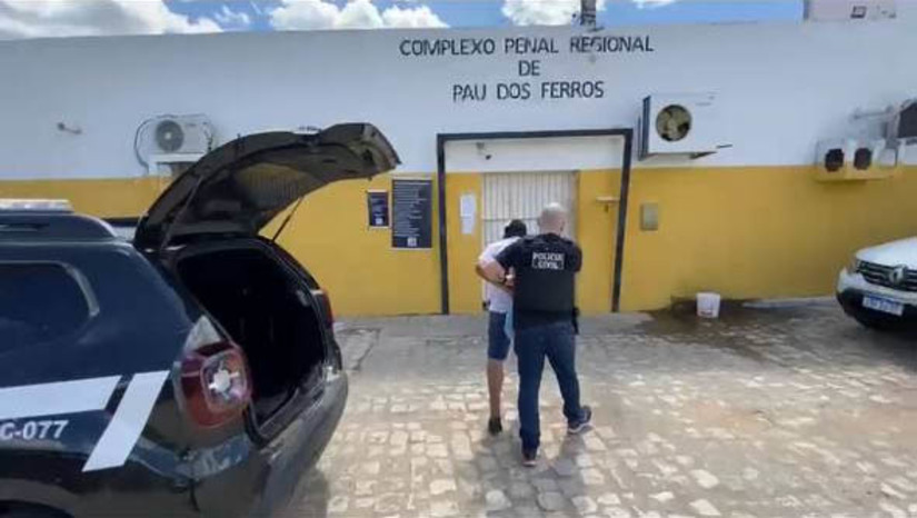 Imagem 1 -  Homem de 28 anos tenta matar a mãe dentro da Delegacia da Mulher de Pau dos Ferros. O caso aconteceu nesta segunda-feira (24). No momento do crime, a vítima, uma mulher de 49 anos, estava na delegacia registrando um Boletim de Ocorrência pelo fato de o filho já ter tentado matá-la, com golpes de faca, no dia anterior (23). O agressor foi preso em flagrante pela equipe da Delegacia da Mulher. Segundo a vítima, o filho tem um histórico de agressões contra ela por exigir dinheiro para comprar drogas.