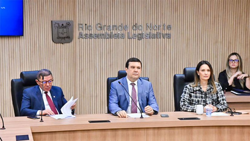 Imagem 1 - O projeto é de autoria do deputado Dr. Kerginaldo (PSDB), e trata da notificação compulsória de casos suspeitos e confirmados de esporotricose humana aos órgãos de saúde pública do estado. A esporotricose é uma micose subcutânea causada pelo fungo do gênero Sporothrix, que pode afetar tanto humanos quanto animais, com os gatos sendo os principais transmissores da doença. Dr. Kerginaldo justificou a importância do projeto destacando os riscos de infecção para profissionais de saúde, donos de gatos e trabalhadores que lidam com vegetais e madeira. Imagem 1 - O projeto é de autoria do deputado Dr. Kerginaldo (PSDB), e trata da notificação compulsória de casos suspeitos e confirmados de esporotricose humana aos órgãos de saúde pública do estado. A esporotricose é uma micose subcutânea causada pelo fungo do gênero Sporothrix, que pode afetar tanto humanos quanto animais, com os gatos sendo os principais transmissores da doença. Dr. Kerginaldo justificou a importância do projeto destacando os riscos de infecção para profissionais de saúde, donos de gatos e trabalhadores que lidam com vegetais e madeira.