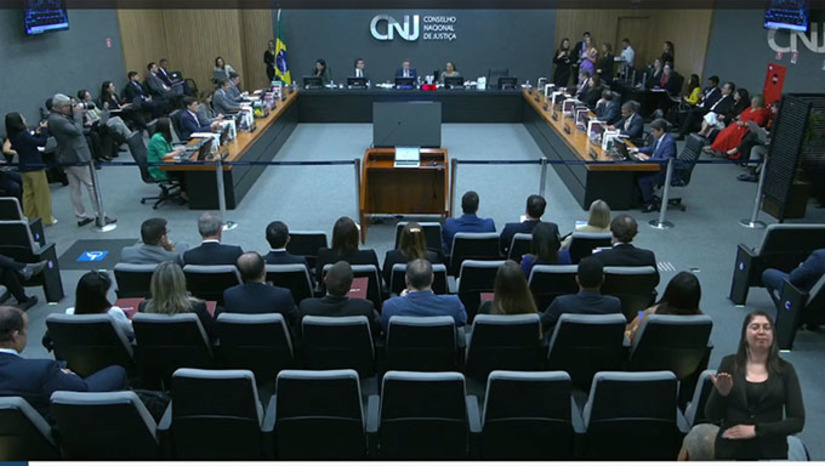 Imagem 1 -  O juiz Orlan Donato Rocha, da 15ª Vara Federal, com sede em Ceará Mirim-RN, foi afastado da função para que seja feito uma reanálise na acusação de assédio ou importunação sexual, fatos estes que teriam ocorrido no período que era titular na 8ª Vara Federal, em Mossoró-RN, e que, já havia sido investigado pela Corregedoria da Justiça Federal de Recife, que entendeu, na época não ocorrido assédio e ou importunação sexual. E, sim, comportamento inapropriado em ambiente de trabalho e o puniram com “censura reservada”. Nesta terça-feira, o CNJ decidiu por reavaliar esta decisão. A defesa sustenta tese de que não houve assédio ou importunação sexual e reconhece, no entanto, comportamento inapropriado.