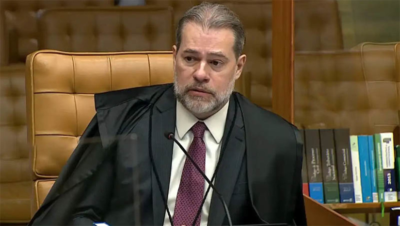 Imagem 1 -  Com voto de Toffoli, STF forma maioria pela descriminalização do porte de maconha para uso pessoal. O julgamento do caso foi retomado na tarde desta terça-feira (25). No início da sessão, o ministro Dias Toffoli reafirmou posicionamento pela constitucionalidade da Lei de Drogas, norma que deixou de prever a pena de prisão, mas manteve penas alternativas de prestação de serviços à comunidade, advertência sobre os efeitos das drogas e comparecimento obrigatório a curso educativo. Para ele, a lei não tem natureza penal desde sua edição, em 2006. "Nenhum usuário de nenhuma droga pode ser criminalizado. O objetivo da lei de 2006 foi descriminalizar todos os usuários de drogas", afirmou.
