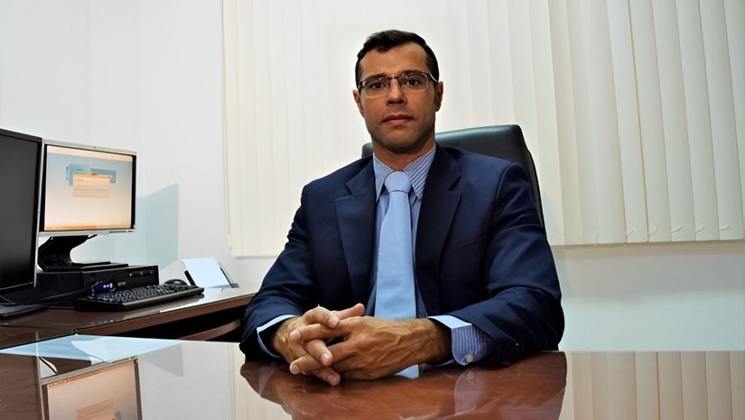 Imagem 1 - Em nota assinada pelos advogado Olavo Hamilton, Paulo Leão e Paulo Leão Junior, o Tribunal Regional Federal da 5a Região (TRF5) já analisou o caso e decidiu pela ausência de qualquer tipo de assédio. A defesa classifica as acusações como ilações infundadas e acrescenta que tudo será devidamente esclarecido no decorrer do processo. Imagem 1 - Em nota assinada pelos advogado Olavo Hamilton, Paulo Leão e Paulo Leão Junior, o Tribunal Regional Federal da 5a Região (TRF5) já analisou o caso e decidiu pela ausência de qualquer tipo de assédio. A defesa classifica as acusações como ilações infundadas e acrescenta que tudo será devidamente esclarecido no decorrer do processo.