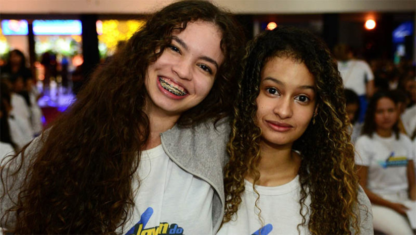 Imagem 1 - Formatura da segunda turma do “Jovem do Futuro” acontecerá no dia 3 de julho. O evento será realizado no Requinte Buffet, às 18h e reunirá jovens formandos, seus familiares, monitores, professores e toda equipe da Secretaria Municipal de Assistência Social e Cidadania (SEMASC), que coordena o programa. “Essa solenidade marca o momento de eles receberem o documento, o certificado de participação no programa e de estarem aptos a seguir para o mercado de trabalho”, declarou a coordenadora do programa, Sheyla Pedrosa. Imagem 1 - Formatura da segunda turma do “Jovem do Futuro” acontecerá no dia 3 de julho. O evento será realizado no Requinte Buffet, às 18h e reunirá jovens formandos, seus familiares, monitores, professores e toda equipe da Secretaria Municipal de Assistência Social e Cidadania (SEMASC), que coordena o programa. “Essa solenidade marca o momento de eles receberem o documento, o certificado de participação no programa e de estarem aptos a seguir para o mercado de trabalho”, declarou a coordenadora do programa, Sheyla Pedrosa.