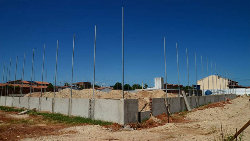 Imagem 1 - Obras do complexo esportivo do Planalto estão avançadas e com áreas quase finalizadas. O equipamento representa um marco importante para a comunidade local, trazendo não apenas melhorias na infraestrutura esportiva, mas também um significativo avanço social. A obra faz parte do programa “Mossoró Realiza”. O complexo esportivo comporta campo de futebol, quadra de vôlei de areia, academia da primeira idade, da terceira idade, uma área de vivência e passeio para a população caminhar, iluminação em LED e totalmente acessível. Imagem 1 - Obras do complexo esportivo do Planalto estão avançadas e com áreas quase finalizadas. O equipamento representa um marco importante para a comunidade local, trazendo não apenas melhorias na infraestrutura esportiva, mas também um significativo avanço social. A obra faz parte do programa “Mossoró Realiza”. O complexo esportivo comporta campo de futebol, quadra de vôlei de areia, academia da primeira idade, da terceira idade, uma área de vivência e passeio para a população caminhar, iluminação em LED e totalmente acessível.