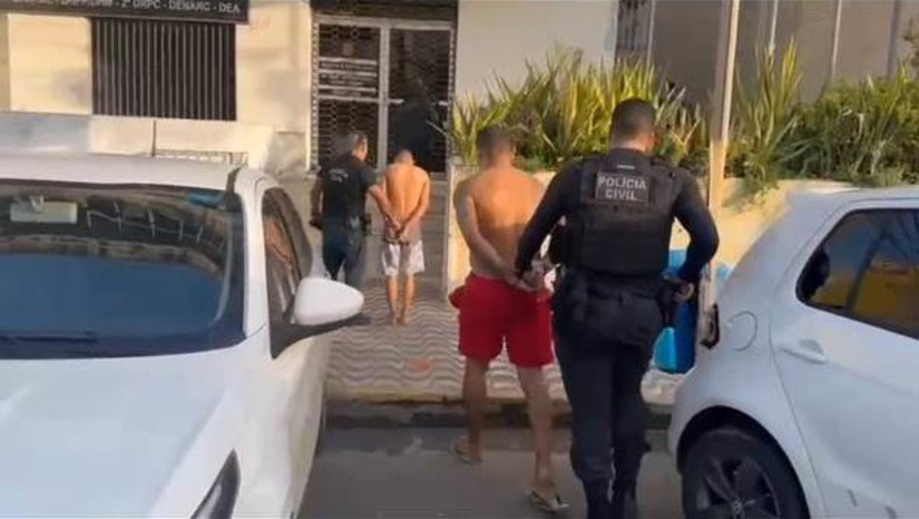 Imagem 1 - As prisões de dois homens de 23 anos aconteceram nesta quarta-feira (26), no bairro Santo Antônio. As investigações, conduzidas pela equipe da Denarc, apontaram que os investigados, integrantes de uma facção criminosa, movimentaram, em menos de um mês, mais de vinte armas de fogo e 50 quilos de maconha, "skank", "crack" e cocaína. Além disso, ambos teriam participado dos atos criminosos contra o Estado do Rio Grande do Norte, ocorridos em março de 2023. Imagem 1 - As prisões de dois homens de 23 anos aconteceram nesta quarta-feira (26), no bairro Santo Antônio. As investigações, conduzidas pela equipe da Denarc, apontaram que os investigados, integrantes de uma facção criminosa, movimentaram, em menos de um mês, mais de vinte armas de fogo e 50 quilos de maconha, "skank", "crack" e cocaína. Além disso, ambos teriam participado dos atos criminosos contra o Estado do Rio Grande do Norte, ocorridos em março de 2023.
