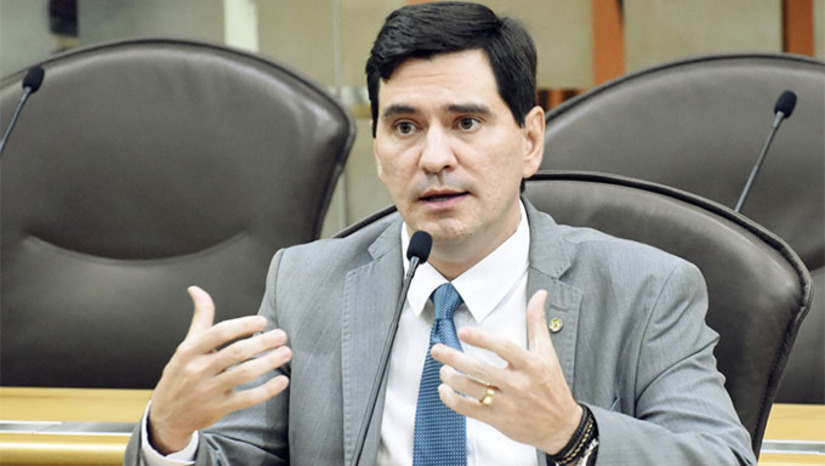 Imagem 1 - A disputa para vaga de conselheiro do Tribunal de Contas do Estado (TCE) estava entre George Soares e o deputado Gustavo Carvalho (PSDB), o resultado final foi de 12 votos a 11, com 1 voto nulo. George Soares tem 45 anos, é formado em Ciências Contábeis, e foi eleito deputado estadual pela primeira vez em 2010. Atualmente, exerce o quarto mandato consecutivo. Ele foi reeleito com 50.037 votos nas eleições de 2022. Com a eleição de George, assume o mandato na Assembleia até 2026 o ex-deputado e suplente Vivaldo Costa (PV). Imagem 1 - A disputa para vaga de conselheiro do Tribunal de Contas do Estado (TCE) estava entre George Soares e o deputado Gustavo Carvalho (PSDB), o resultado final foi de 12 votos a 11, com 1 voto nulo. George Soares tem 45 anos, é formado em Ciências Contábeis, e foi eleito deputado estadual pela primeira vez em 2010. Atualmente, exerce o quarto mandato consecutivo. Ele foi reeleito com 50.037 votos nas eleições de 2022. Com a eleição de George, assume o mandato na Assembleia até 2026 o ex-deputado e suplente Vivaldo Costa (PV).