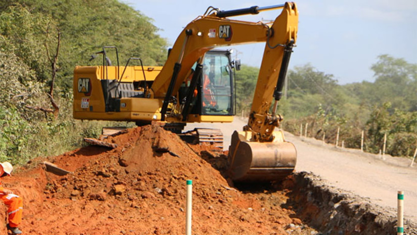 Imagem 1 - As obras chegaram nesta semana em um dos trechos mais críticos da rodovia, situado em área de lagoa e onde é recorrente o aparecimento de buracos devido à umidade do solo na região. No local, todo o antigo asfalto está sendo retirado para um trabalho mais minucioso e que garanta maior durabilidade. As obras na RN-015, compreende 44 quilômetros dos 210,5 km contemplados no primeiro lote das ações de recuperação de rodovias do Rio Grande do Norte e foram iniciadas em maio juntamente com a RN-117, entre Governador Dix-sept Rosado e Mossoró, e na RN-177, de Pau dos Ferros a São Miguel, também em ritmo acelerado de execução. Imagem 1 - As obras chegaram nesta semana em um dos trechos mais críticos da rodovia, situado em área de lagoa e onde é recorrente o aparecimento de buracos devido à umidade do solo na região. No local, todo o antigo asfalto está sendo retirado para um trabalho mais minucioso e que garanta maior durabilidade. As obras na RN-015, compreende 44 quilômetros dos 210,5 km contemplados no primeiro lote das ações de recuperação de rodovias do Rio Grande do Norte e foram iniciadas em maio juntamente com a RN-117, entre Governador Dix-sept Rosado e Mossoró, e na RN-177, de Pau dos Ferros a São Miguel, também em ritmo acelerado de execução.