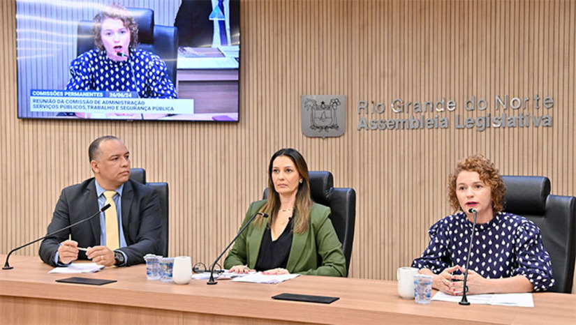 Imagem 1 - A Comissão de Administração, Serviços Públicos, Trabalho e Segurança Pública (CASPTSP) da Assembleia Legislativa, aprovou na reunião desta quarta-feira (26), o projeto de iniciativa do Governo do Estado que cria a Secretaria de Estado da Cultura (Secult). Já aprovada na Comissão de Constituição e Justiça, a matéria seguirá para apreciação da Comissão de Educação antes da votação em plenário. O Projeto mais polêmico e que foi rejeitado à unanimidade, estabelecia a obrigatoriedade dos pais ou responsáveis por alunos de escolas públicas, ressarcirem o Estado por danos causados ao patrimônio material do estabelecimento de ensino. Com o voto favorável do relator, deputado Taveira Júnior, a matéria foi rejeitada pelas deputadas Isolda Dantas e Cristiane Dantas. Imagem 1 - A Comissão de Administração, Serviços Públicos, Trabalho e Segurança Pública (CASPTSP) da Assembleia Legislativa, aprovou na reunião desta quarta-feira (26), o projeto de iniciativa do Governo do Estado que cria a Secretaria de Estado da Cultura (Secult). Já aprovada na Comissão de Constituição e Justiça, a matéria seguirá para apreciação da Comissão de Educação antes da votação em plenário. O Projeto mais polêmico e que foi rejeitado à unanimidade, estabelecia a obrigatoriedade dos pais ou responsáveis por alunos de escolas públicas, ressarcirem o Estado por danos causados ao patrimônio material do estabelecimento de ensino. Com o voto favorável do relator, deputado Taveira Júnior, a matéria foi rejeitada pelas deputadas Isolda Dantas e Cristiane Dantas.