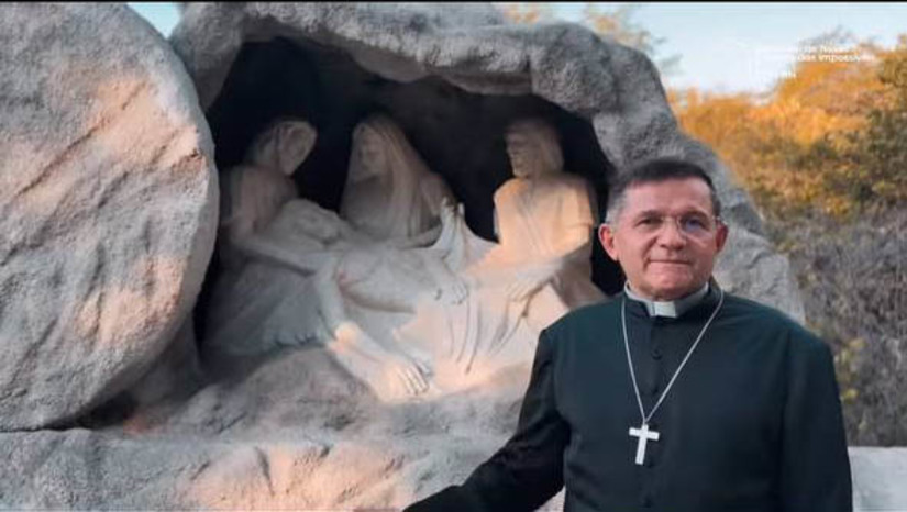 Imagem 1 - Via Sacra do Santuário de Nossa Senhora dos Impossíveis vai alavancar o turismo religioso em Patu. O Complexo será inaugurado no dia 5 de julho de 2024. Ao todo, são 33 esculturas, representando as 14 estações da Via Sacra, que ficarão dispostas por toda a ladeira que dá acesso ao Santuário de Nossa Senhora dos Impossíveis. As esculturas foram produzidas pelo escultor baiano Félix Sampaio e cada uma tem cerca de 2m de altura. O complexo ainda contará com um novo calçadão e iluminação completa. Segundo o prefeito Rivelino Câmara, a expectativa é que a obra alavanque ainda mais o turismo religioso, gerando emprego e renda para o município de Patu. Imagem 1 - Via Sacra do Santuário de Nossa Senhora dos Impossíveis vai alavancar o turismo religioso em Patu. O Complexo será inaugurado no dia 5 de julho de 2024. Ao todo, são 33 esculturas, representando as 14 estações da Via Sacra, que ficarão dispostas por toda a ladeira que dá acesso ao Santuário de Nossa Senhora dos Impossíveis. As esculturas foram produzidas pelo escultor baiano Félix Sampaio e cada uma tem cerca de 2m de altura. O complexo ainda contará com um novo calçadão e iluminação completa. Segundo o prefeito Rivelino Câmara, a expectativa é que a obra alavanque ainda mais o turismo religioso, gerando emprego e renda para o município de Patu.
