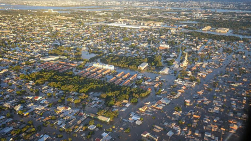Imagem 1 -  Senador diz que eventos climáticos extremos afetam orçamento e trajetória da dívida pública. Em 2024, os créditos extraordinários ao Orçamento já foram objeto de 10 medidas provisórias em um total de R$ 40,8 bilhões. O valor é um pouco menor do que será gasto neste ano com seguro-desemprego. O senador Confúcio Moura (MDB-RO), relator da Lei de Diretrizes Orçamentárias (LDO) de 2025 (PLN 3/24), acredita que ficou ainda mais importante para o governo cumprir as metas fiscais anuais. Os créditos para cobrir estes eventos não afetam a meta fiscal deste ano – que é o equilíbrio das contas–, mas aumentam a dívida, que está próxima a 80% do PIB. A meta para 2025 também é zerar o déficit.