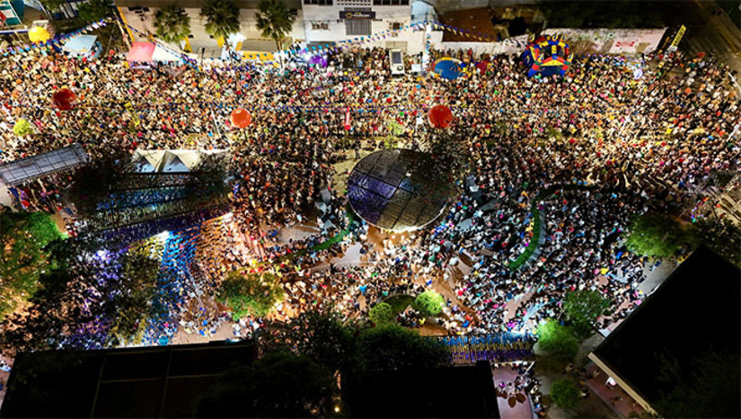 Imagem 1 - Mais uma vez um grande público, que acompanhou com alegria a apresentação do poeta cearense Bráulio Bessa. Uma multidão compareceu ao Memorial da Resistência, no coração do São João mais cultural do mundo, para prestigiar o talento e as histórias do artista. “A poesia tem esse poder de transformar e de transportar. Transformar vidas, transportar pessoas, e estar aqui em Mossoró hoje é o sinal que a poesia me leva para lugares muito especiais e ao mesmo tempo me leva para dentro de casa, porque o povo faz com que eu me sinta em casa aqui”, afirmou Bráulio antes de subir ao palco. Imagem 1 - Mais uma vez um grande público, que acompanhou com alegria a apresentação do poeta cearense Bráulio Bessa. Uma multidão compareceu ao Memorial da Resistência, no coração do São João mais cultural do mundo, para prestigiar o talento e as histórias do artista. “A poesia tem esse poder de transformar e de transportar. Transformar vidas, transportar pessoas, e estar aqui em Mossoró hoje é o sinal que a poesia me leva para lugares muito especiais e ao mesmo tempo me leva para dentro de casa, porque o povo faz com que eu me sinta em casa aqui”, afirmou Bráulio antes de subir ao palco.