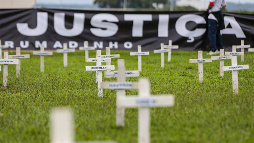 Imagem 1 -  [COLUNA ESPLANADA] Parentes das 272 vítimas fatais do crime do rompimento da barragem córrego do feijão, da Vale, em Brumadinho (MG), voltaram a se reunir na terça-feira (25) para pedir justiça. Até hoje ninguém foi condenado. É um ato que se repete todo dia 25 de cada mês, desde março de 2019. Os corpos de Tiago Silva, Maria Bueno e Nathália Araújo ainda não foram localizados.