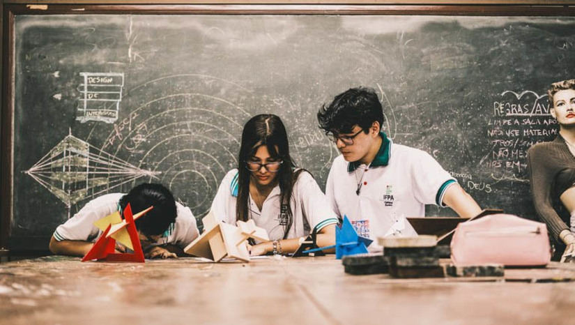 Imagem 1 -  Novo Plano Nacional de Educação terá 18 objetivos, com 58 metas estabelecidas e 253 estratégias. O Projeto de Lei que estabelece o PNE 2024-2034 foi assinado nesta quarta-feira (26) e será enviado ao Congresso. O plano foi elaborado pelo Ministério da Educação (MEC), a partir de contribuições de um grupo de trabalho (GT) que discutiu a temática. Segundo o ministro Camilo Santana o plano foi construído de forma objetiva, com metas para os próximos dez anos, que atendem pautas como: financiamento da educação, educação infantil, escola em tempo integral, acesso ao ensino superior, educação profissional e tecnológica, inclusão e equidade.