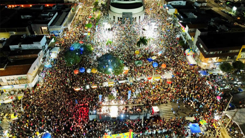 Imagem 1 - “Boca da Noite” encerra o São João de Mossoró com nove atrações no sábado, 29. O evento começa pontualmente às 18h, no Corredor Cultural. Um dos grandes nomes do “Boca Noite” é o cantor Léo Santana, mas também se apresentam na noite Thábata Mendes, Abiel, Lucas Lima, João Neto Pegadão, Banda Bakulejo, Maxon Comando e Forró com Ella e Muny Santos. A Prefeitura de Mossoró reforça que não será permitido acessar o perímetro do evento com garrafas de vidro e objetos cortantes. No entanto, será liberada a entrada de bebidas em lata, garrafa pet, cooler e bolsa térmica. Imagem 1 - “Boca da Noite” encerra o São João de Mossoró com nove atrações no sábado, 29. O evento começa pontualmente às 18h, no Corredor Cultural. Um dos grandes nomes do “Boca Noite” é o cantor Léo Santana, mas também se apresentam na noite Thábata Mendes, Abiel, Lucas Lima, João Neto Pegadão, Banda Bakulejo, Maxon Comando e Forró com Ella e Muny Santos. A Prefeitura de Mossoró reforça que não será permitido acessar o perímetro do evento com garrafas de vidro e objetos cortantes. No entanto, será liberada a entrada de bebidas em lata, garrafa pet, cooler e bolsa térmica.
