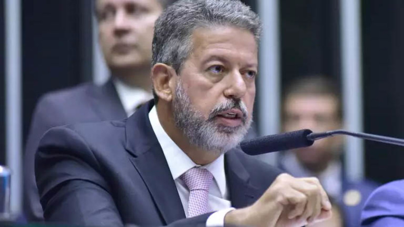 Imagem 1 -  [COLUNA ESPLANADA] O presidente da Câmara, Arthur Lira, vai levar para Maceió, sua base eleitoral, a reunião parlamentar do G20 nas próximas segunda e terça-feira. O evento, que vai reunir uma penca de congressistas, seria em Brasília – como planejaram o Governo e o Itamaraty. A assessoria de Lira informa que foi uma decisão técnica, do comitê diretor internacional do P20, que escolheu a capital de Alagoas para sediar o 1º Encontro das Parlamentares Mulheres. Denominada P20, a reunião mobilizará no mínimo 80 policiais legislativos. Eles devem receber meia diária pelos dias trabalhados e viajarão em avião da Força Aérea Brasileira. O Rio de Janeiro vai sediar em novembro a reunião do G20, com líderes mundiais, e até lá os três Poderes terão agendas paralelas preparatórias.