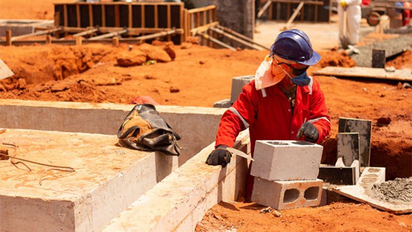 Imagem 1 -   Em números absolutos, 301.555 pessoas saíram da condição mais grave de pobreza, o que representa uma redução de 56,9% no comparativo com 2021. As conclusões são de um levantamento elaborado pelo Centro de Estudos de Desenvolvimento do Nordeste, vinculado à Fundação Getúlio Vargas, com base em dados da Pesquisa Nacional por Amostra de Domicílios (PNAD) Contínua do IBGE. Em 2019 havia 422.336 pessoas em situação de pobreza extrema no RN, número que pulou para 530.017 em 2021, pior ano da Covid-19 no Brasil. Em 2023 esse contingente caiu para 228,4 mil, menor nível da série histórica da PNAD Contínua, iniciada em 2012.