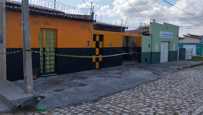 Imagem 1 - Polícia prende homem por furtar energia de uma igreja para abastecer a própria oficina, no Rincão. O suspeito, um homem de 38 anos, foi preso em flagrante pela equipe da Defur, nesta sexta-feira (28). De acordo com as investigações, o homem vinha abastecendo sua oficina por meio do chamado “gato de energia”, realizado em uma igreja evangélica. Ele já tinha sido advertido sobre a ilegalidade da ligação clandestina por moradores e até mesmo por policiais, mas manteve a prática. Ele foi autuado por furto qualificado com base no artigo 155, §3º do Código Penal. A pena para este crime, em caso de condenação, é reclusão, de um a quatro anos, e multa. Imagem 1 - Polícia prende homem por furtar energia de uma igreja para abastecer a própria oficina, no Rincão. O suspeito, um homem de 38 anos, foi preso em flagrante pela equipe da Defur, nesta sexta-feira (28). De acordo com as investigações, o homem vinha abastecendo sua oficina por meio do chamado “gato de energia”, realizado em uma igreja evangélica. Ele já tinha sido advertido sobre a ilegalidade da ligação clandestina por moradores e até mesmo por policiais, mas manteve a prática. Ele foi autuado por furto qualificado com base no artigo 155, §3º do Código Penal. A pena para este crime, em caso de condenação, é reclusão, de um a quatro anos, e multa.