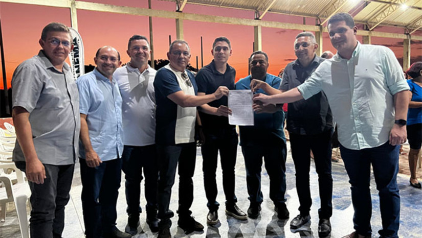 Imagem 1 - A construção da adutora do Palheiros 3 é um sonho almejado há muitos anos e que agora começa a se tornar realidade. Para acabar de uma vez por todas com os problemas de abastecimento de água para as famílias da localidade, a gestão municipal conquistou a perfuração de um poço em convênio com a FUNASA, por indicação do deputado federal João Maia, e agora está investindo quase R$ 900 mil para construir a adutora e tornar real o sonho de décadas. Imagem 1 - A construção da adutora do Palheiros 3 é um sonho almejado há muitos anos e que agora começa a se tornar realidade. Para acabar de uma vez por todas com os problemas de abastecimento de água para as famílias da localidade, a gestão municipal conquistou a perfuração de um poço em convênio com a FUNASA, por indicação do deputado federal João Maia, e agora está investindo quase R$ 900 mil para construir a adutora e tornar real o sonho de décadas.