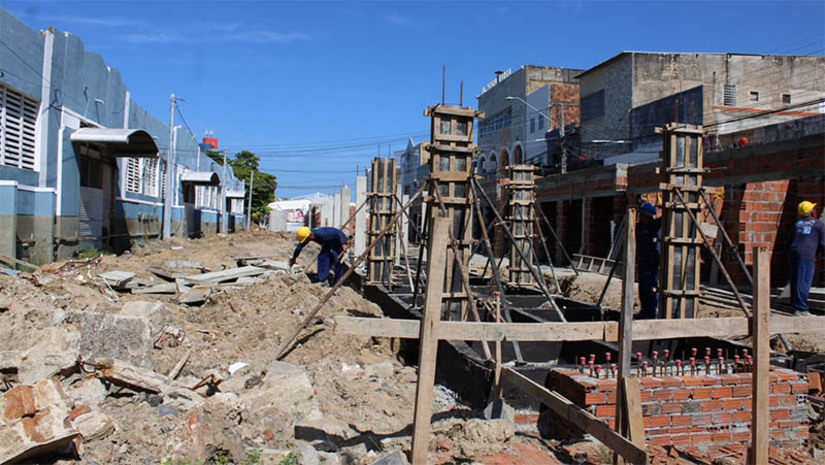 Imagem 1 -  Obra do Centro Comercial de Mossoró já está com mais de 40% do serviço concluído. A parte finalizada inclui os serviços de alvenaria, reboco e base metálica que sustentará a cobertura. O Centro Comercial contará com um total de 311 boxes e oferecerá uma variedade de opções de varejo e serviços. A expectativa é que o local se torne um dos principais motores de desenvolvimento econômico, atraindo investimentos e estimulando o empreendedorismo local.  