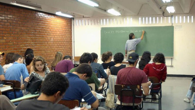 Imagem 1 - Enade das Licenciaturas: MEC oficializa reformulação da avaliação dos cursos que formam professores . O Instituto Nacional de Estudos e Pesquisas Educacionais Anísio Teixeira (Inep) aplicará o novo formato do Exame Nacional de Desempenho dos Estudantes já na edição de 2024. O objetivo é aperfeiçoar os processos avaliativos dos cursos de formação docente. Nesse contexto, as principais mudanças dizem respeito às matrizes de referência e ao formato das provas, que passarão a ter maior foco na avaliação das competências docentes do que nos conteúdos disciplinares de cada curso. Imagem 1 - Enade das Licenciaturas: MEC oficializa reformulação da avaliação dos cursos que formam professores . O Instituto Nacional de Estudos e Pesquisas Educacionais Anísio Teixeira (Inep) aplicará o novo formato do Exame Nacional de Desempenho dos Estudantes já na edição de 2024. O objetivo é aperfeiçoar os processos avaliativos dos cursos de formação docente. Nesse contexto, as principais mudanças dizem respeito às matrizes de referência e ao formato das provas, que passarão a ter maior foco na avaliação das competências docentes do que nos conteúdos disciplinares de cada curso.