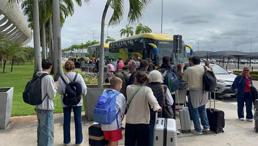 Imagem 1 - Os passageiros relataram que foram avisados pela companhia aérea Air Europa no fim da manhã que seguiriam até Recife de ônibus para aí então completarem a viagem de avião até Montevidéu. Segundo a Secretaria de Estado da Saúde Pública do Rio Grande do Norte (Sesap), pelo menos 30 passageiros ficaram feridos. Uma parte dos atendidos já foi liberada pela equipe médica, segundo a pasta. Imagem 1 - Os passageiros relataram que foram avisados pela companhia aérea Air Europa no fim da manhã que seguiriam até Recife de ônibus para aí então completarem a viagem de avião até Montevidéu. Segundo a Secretaria de Estado da Saúde Pública do Rio Grande do Norte (Sesap), pelo menos 30 passageiros ficaram feridos. Uma parte dos atendidos já foi liberada pela equipe médica, segundo a pasta.