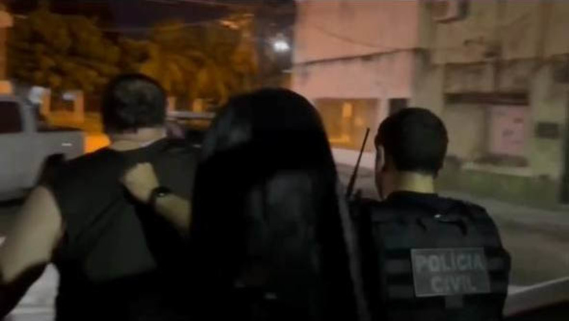 Imagem 1 - Médico e técnica de enfermagem são presos por crimes relacionados a abuso infantil em Natal. As prisões aconteceram na noite deste domingo (30), em um bairro da zona sul de Natal. Na casa do médico a equipe policial encontrou cinco adolescentes, além de medicamentos, material de higiene feminina, preservativos e exames ginecológicos para apurar doenças sexualmente transmissíveis. Ele foi preso pela prática dos crimes de cena de abuso e nudez infantil. Os policiais ainda constataram que a mãe de uma das vítimas, que é técnica de enfermagem, tinha conhecimento dos atos praticados pelo autuado e consentia a ida da filha à casa do suspeito em troca de favores. Ela foi presa por suspeita dos crimes de favorecimento à prostituição infantil e abandono de incapaz. Imagem 1 - Médico e técnica de enfermagem são presos por crimes relacionados a abuso infantil em Natal. As prisões aconteceram na noite deste domingo (30), em um bairro da zona sul de Natal. Na casa do médico a equipe policial encontrou cinco adolescentes, além de medicamentos, material de higiene feminina, preservativos e exames ginecológicos para apurar doenças sexualmente transmissíveis. Ele foi preso pela prática dos crimes de cena de abuso e nudez infantil. Os policiais ainda constataram que a mãe de uma das vítimas, que é técnica de enfermagem, tinha conhecimento dos atos praticados pelo autuado e consentia a ida da filha à casa do suspeito em troca de favores. Ela foi presa por suspeita dos crimes de favorecimento à prostituição infantil e abandono de incapaz.