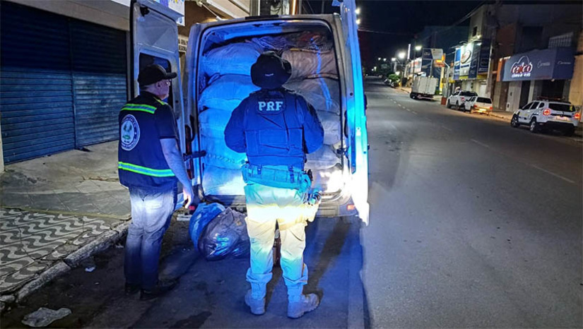 Imagem 1 - Sefaz e PRF apreendem mais de R$ 2,1 milhões em produtos irregulares no Seridó. A operação de fiscalização foi realizada na região ao longo da semana passada e encerrada nesta segunda-feira (1º). Durante a ação, as equipes autuaram e apreenderam diversos produtos transportados sem comprovação fiscal ou com documentação fiscal irregular. Entre os itens que foram retidos, dezenas de fardos de artigos de confecção, que figuram no rol das mercadorias mais apreendidas pela Fazenda Estadual. Imagem 1 - Sefaz e PRF apreendem mais de R$ 2,1 milhões em produtos irregulares no Seridó. A operação de fiscalização foi realizada na região ao longo da semana passada e encerrada nesta segunda-feira (1º). Durante a ação, as equipes autuaram e apreenderam diversos produtos transportados sem comprovação fiscal ou com documentação fiscal irregular. Entre os itens que foram retidos, dezenas de fardos de artigos de confecção, que figuram no rol das mercadorias mais apreendidas pela Fazenda Estadual.