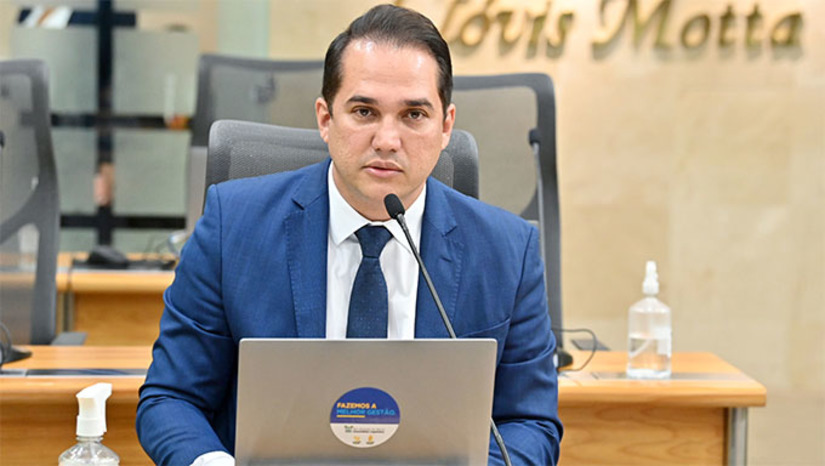 Imagem 1 - O deputado afirmou que os valores que movimentaram a economia local ainda serão divulgados, mas já exemplos concretos, como Mossoró, que em 2023 a pesquisa da Fecomércio revelou que para cada R$ 1 investido, R$ 24 retornaram para a economia municipal. "Este ano, em 2024, foram investidos R$ 4 milhões, com expectativas de retornos igualmente impressionantes", disse. Investimentos das prefeituras conseguiram monetizar e gerar retornos expressivos, multiplicando os valores públicos investidos. Imagem 1 - O deputado afirmou que os valores que movimentaram a economia local ainda serão divulgados, mas já exemplos concretos, como Mossoró, que em 2023 a pesquisa da Fecomércio revelou que para cada R$ 1 investido, R$ 24 retornaram para a economia municipal. "Este ano, em 2024, foram investidos R$ 4 milhões, com expectativas de retornos igualmente impressionantes", disse. Investimentos das prefeituras conseguiram monetizar e gerar retornos expressivos, multiplicando os valores públicos investidos.