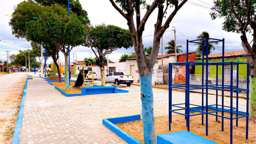 Imagem 1 -  A obra atende reivindicação antiga dos moradores daquela região. Além da reforma da praça, também recebeu revitalização o canteiro central da Rua da Guia, no bairro Pintos. De acordo com a Secretaria Municipal de Infraestrutura, a reforma do equipamento contempla passeio em piso intertravado, instalação de academia da terceira idade, playground, iluminação em LED, bancos em concreto e paisagismo. Com 604,07 m² de área construída, a estrutura também contará com acessibilidade. O evento de reinauguração será às 17h30.