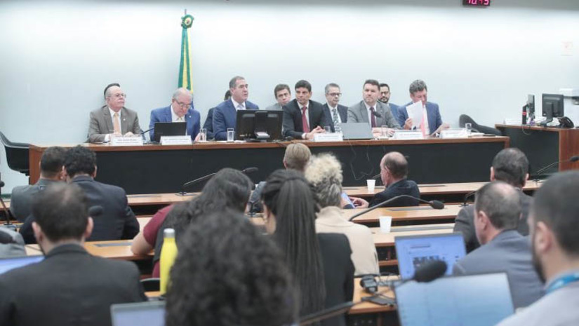   Sugestão do executivo sobre cesta básica é mantida no relatório da reforma tributária. O relatório final do grupo de trabalho sobre a regulamentação da reforma tributária (PLP 68/24), foi apresentado nesta quinta-feira (4). A cesta básica com 15 produtos, proposta no projeto enviado pelo Governo Federal é composta por itens como feijão e arroz e terá isenção dos novos tributos sobre o consumo: o Imposto sobre Bens e Serviços (IBS), cobrado por estados e municípios; e a Contribuição sobre Bens e Serviços (CBS), que será federal.