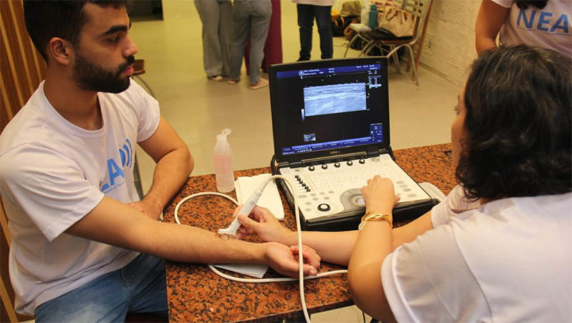 Imagem 1 - Faculdade de Medicina da UERN oferta exames dermatológicos a pacientes encaminhados pelo SUS. O projeto de ensino, pesquisa e extensão é o único serviço de saúde que oferece ultrassom dermatológico no Norte-Nordeste via SUS. Desenvolvido pelas professoras Joana Rosa, Camila Souza, Milena Mendonça e estudantes de vários períodos do curso de Medicina, o Neadd atende pacientes encaminhados pelo SUS para fins diagnósticos ou com solicitação de ultrassonografia dermatológica. Da posse da requisição do profissional médico do SUS para USG dermatológica, o paciente pode procurar a secretaria do Ambulatório da FACS para agendar o atendimento. Imagem 1 - Faculdade de Medicina da UERN oferta exames dermatológicos a pacientes encaminhados pelo SUS. O projeto de ensino, pesquisa e extensão é o único serviço de saúde que oferece ultrassom dermatológico no Norte-Nordeste via SUS. Desenvolvido pelas professoras Joana Rosa, Camila Souza, Milena Mendonça e estudantes de vários períodos do curso de Medicina, o Neadd atende pacientes encaminhados pelo SUS para fins diagnósticos ou com solicitação de ultrassonografia dermatológica. Da posse da requisição do profissional médico do SUS para USG dermatológica, o paciente pode procurar a secretaria do Ambulatório da FACS para agendar o atendimento.