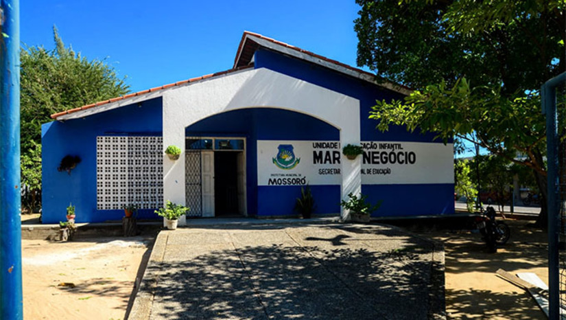 Imagem 1 - A UEI Mário Negócio, localizada no bairro Abolição I conta agora com novas salas de aula e poderá atender até 150 alunos. Ao todo, até o fim do ano, em toda a rede, a Secretaria Municipal de Educação (SME) estima que sejam aproximadamente 1.500 novas vagas nas zonas urbana e rural do município. UEI Mário Negócio passa a contar com 5 salas de aulas. São duas novas construídas para atender crianças de seis meses a três anos de idade. O investimento na construção das salas foi viabilizado por meio dos programas “Mossoró Realiza” e “Mossoró Cidade Educação”. Imagem 1 - A UEI Mário Negócio, localizada no bairro Abolição I conta agora com novas salas de aula e poderá atender até 150 alunos. Ao todo, até o fim do ano, em toda a rede, a Secretaria Municipal de Educação (SME) estima que sejam aproximadamente 1.500 novas vagas nas zonas urbana e rural do município. UEI Mário Negócio passa a contar com 5 salas de aulas. São duas novas construídas para atender crianças de seis meses a três anos de idade. O investimento na construção das salas foi viabilizado por meio dos programas “Mossoró Realiza” e “Mossoró Cidade Educação”.