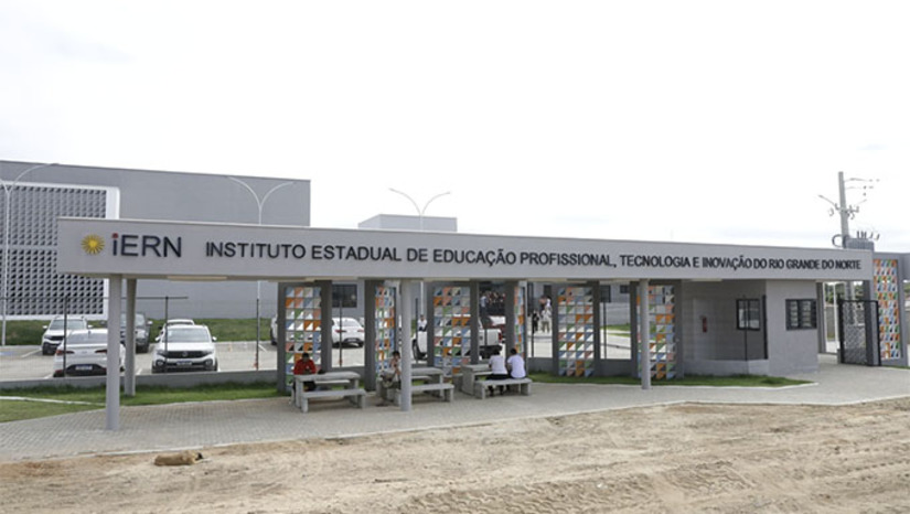 Imagem 1 -  Ás 10h Fátima inaugurou o IERN do município de Alexandria. Em seguida, às 16h, a chefe do executivo estadual inaugurou IERN de Campo Grande. Os IERNs integram o Programa Nova Escola Potiguar (PNEP) no eixo criação de escolas profissionais. O IERN Alexandria oferecerá os cursos  de “Técnico em Agroecologia” e “Administração”. A área de abrangência é de 19 municípios da 15ª Diretoria Regional de Educação e Cultura, com sede em  de Pau dos Ferros. Em campo Grande, O prefeito Bibi de Nenca comemorou a inauguração do IERN que vai atuar também como polo para as cidades vizinhas.