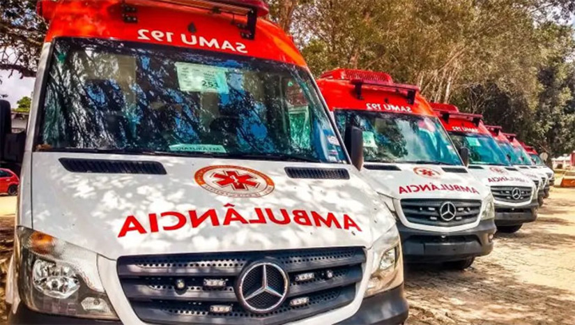 Imagem 1 - No total, o estado receberá seis ambulâncias, sendo quatro destinadas à capital. Esses novos veículos substituirão unidades que têm sete anos de uso, graças ao investimento de R$ 89 milhões do Novo PAC da saúde. O Novo PAC na saúde vai possibilitar a universalização de serviços essenciais na rede pública, como é o caso do SAMU. O Ministério da Saúde estima que mais 6,6 milhões de pessoas passem a receber cobertura de emergência. Em quatro anos, a cobertura vai passar de 87,3% para 90,4% da população brasileira, ampliando o acesso a esse serviço que estava estagnado desde 2017. Imagem 1 - No total, o estado receberá seis ambulâncias, sendo quatro destinadas à capital. Esses novos veículos substituirão unidades que têm sete anos de uso, graças ao investimento de R$ 89 milhões do Novo PAC da saúde. O Novo PAC na saúde vai possibilitar a universalização de serviços essenciais na rede pública, como é o caso do SAMU. O Ministério da Saúde estima que mais 6,6 milhões de pessoas passem a receber cobertura de emergência. Em quatro anos, a cobertura vai passar de 87,3% para 90,4% da população brasileira, ampliando o acesso a esse serviço que estava estagnado desde 2017.