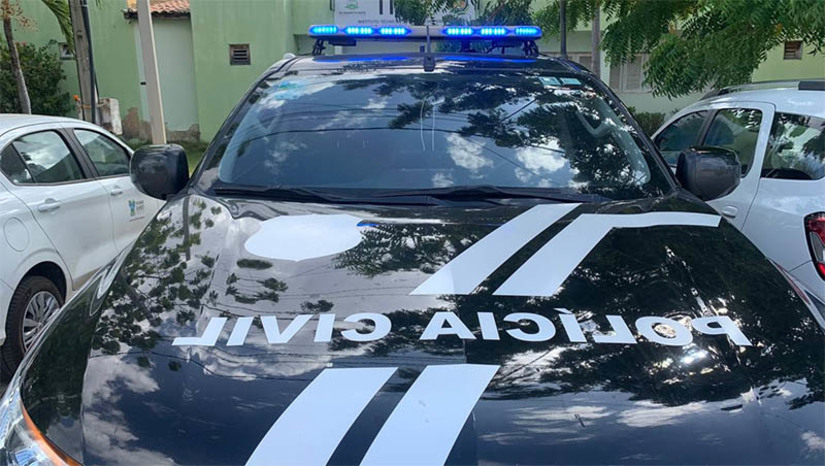 Imagem 1 - PC prende líder de grupo criminoso que atua na receptação e adulteração de veículos no âmbito estadual. A prisão do suspeito aconteceu nesta segunda-feira (8), dentro da terceira fase da "Operação Réplica". O homem foi encontrado na feira livre do bairro Santo Antônio, em Mossoró. De acordo com as investigações, a associação criminosa adquiria veículos furtados e roubados no estado do Ceará e os transportava para Mossoró. Esses automóveis eram armazenados em uma residência, onde sofriam adulteração em sua identificação, criando assim uma réplica do veículo para posterior venda através das redes sociais. Imagem 1 - PC prende líder de grupo criminoso que atua na receptação e adulteração de veículos no âmbito estadual. A prisão do suspeito aconteceu nesta segunda-feira (8), dentro da terceira fase da "Operação Réplica". O homem foi encontrado na feira livre do bairro Santo Antônio, em Mossoró. De acordo com as investigações, a associação criminosa adquiria veículos furtados e roubados no estado do Ceará e os transportava para Mossoró. Esses automóveis eram armazenados em uma residência, onde sofriam adulteração em sua identificação, criando assim uma réplica do veículo para posterior venda através das redes sociais.