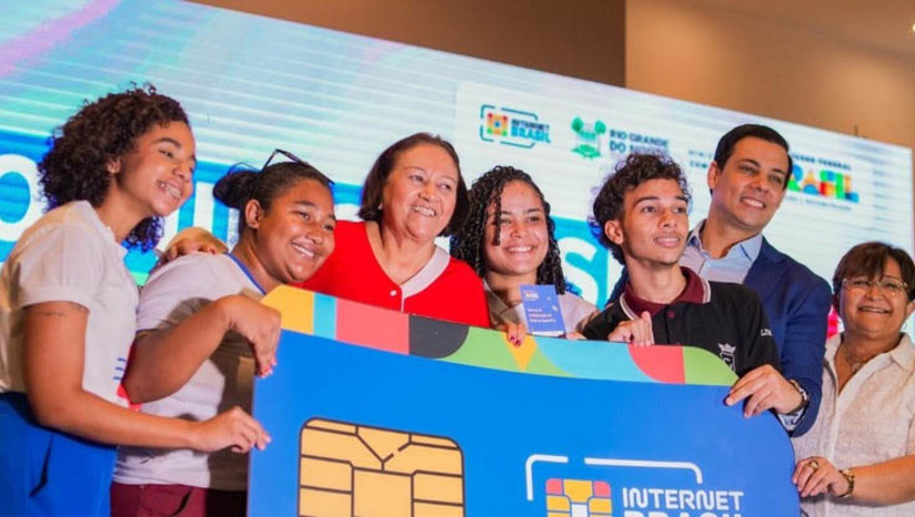 Imagem 1 -  Estudantes de baixa renda do RN receberão 22  mil chips de telefonia móvel do programa Internet Brasil. Os chips, entregues para as secretarias de educação, têm pacote de internet móvel de 20 Gb e são recarregados mensalmente para acesso à internet. O anúncio foi realizado nesta segunda-feira (8) pelo secretário de Telecomunicações do Ministério das Comunicações, Hermano Tercius, durante evento em Natal (RN) para a entrega dos primeiros 8,8 mil chips.O objetivo do programa é dar acesso gratuito à internet para que alunos da rede pública possam estudar e fazer pesquisas em casa.
