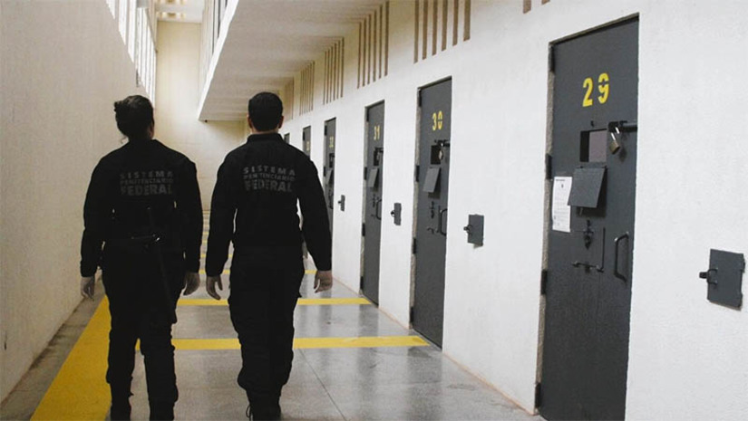 Imagem 1 -  MJSP designa diretor para a Penitenciária de Mossoró e prorroga uso da Força Penal Nacional no RN. As decisões constam na edição desta terça-feira (9) do Diário Oficial da União (DOU). Roderick Ordakowski, já estava à frente da Penitenciária Federal de Mossoró desde o mês de abril, após a recaptura de dois fugitivos e da dispensa oficial do então diretor da unidade, Humberto Gleydson Fontinele Alencar. Já a Força Penal Nacional está no estado desde o final de fevereiro e deve permanecer por mais 60 dias. Segundo a portaria que prorroga a permanência dos policiais, tem como objetivo apoiar o Governo do Estado do RN, para treinamento, alinhamento de procedimentos de segurança e fluxos administrativos específicos.