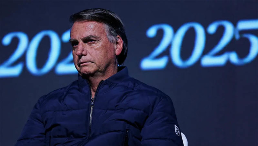 Imagem 1 -  PF conclui que Bolsonaro sabia, ordenou e recebeu dinheiro por venda de joias. Nas mais de duas mil páginas do inquérito policial, cujo sigilo foi aberto nesta segunda-feira (8), pelo Ministro Alexandre de Moraes, a PF chegou à conclusão de que as provas evidenciam uma “associação criminosa voltada para a prática de desvio de presentes de alto valor”. No detalhamento feito pelos agentes federais, Bolsonaro apagou mensagens do celular, mas deixou vestígios que comprovariam seu envolvimento direto nas negociações de venda das peças.