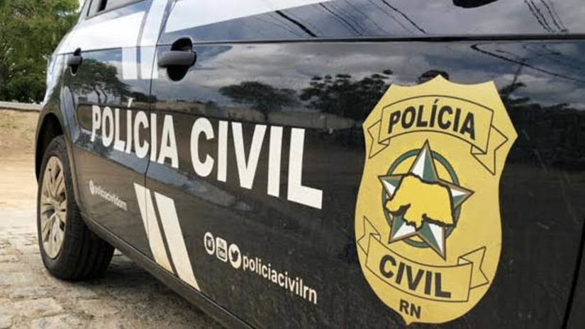 Imagem 1 - Policial militar reformado é preso por suspeita de homicídio ocorrido em junho de 2024, em Mossoró. O policial reformado, de 65 anos, foi preso nesta terça-feira (9), pela equipe da 15ª Delegacia de Homicídios e Proteção à Pessoa (15ª DHPP). Ele é suspeito de ter praticado o homicídio que vitimou Tiago Batista da Silva, de 36 anos, ocorrido na madrugada de 29 de junho de 2024, no bairro Ilha de Santa Luzia, em Mossoró. No momento da prisão, os policiais também apreenderam um revólver calibre 38, o que levou o suspeito a ser autuado em flagrante por posse ilegal de arma de fogo. Imagem 1 - Policial militar reformado é preso por suspeita de homicídio ocorrido em junho de 2024, em Mossoró. O policial reformado, de 65 anos, foi preso nesta terça-feira (9), pela equipe da 15ª Delegacia de Homicídios e Proteção à Pessoa (15ª DHPP). Ele é suspeito de ter praticado o homicídio que vitimou Tiago Batista da Silva, de 36 anos, ocorrido na madrugada de 29 de junho de 2024, no bairro Ilha de Santa Luzia, em Mossoró. No momento da prisão, os policiais também apreenderam um revólver calibre 38, o que levou o suspeito a ser autuado em flagrante por posse ilegal de arma de fogo.