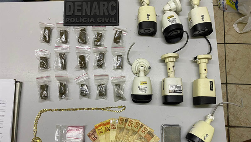 Imagem 1 - Suspeito de ser um distribuidor de drogas em Mossoró é preso pela equipe da Denarc. A prisão aconteceu no bairro Santo Antônio, após o cumprimento de um mandado de busca e apreensão na residência do suspeito. Durante a realização das diligências, na tarde desta terça-feira (9), os policiais civis apreenderam porções de maconha, uma balança de precisão e uma quantia em dinheiro fracionado. O suspeito já havia sido condenado, em outra oportunidade, a oito anos de reclusão por possuir uma "fábrica de drogas" no município. Imagem 1 - Suspeito de ser um distribuidor de drogas em Mossoró é preso pela equipe da Denarc. A prisão aconteceu no bairro Santo Antônio, após o cumprimento de um mandado de busca e apreensão na residência do suspeito. Durante a realização das diligências, na tarde desta terça-feira (9), os policiais civis apreenderam porções de maconha, uma balança de precisão e uma quantia em dinheiro fracionado. O suspeito já havia sido condenado, em outra oportunidade, a oito anos de reclusão por possuir uma "fábrica de drogas" no município.