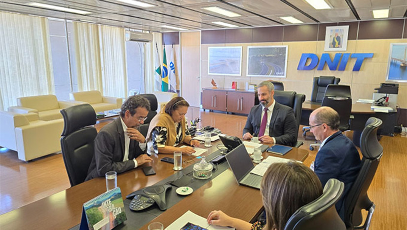 Imagem 1 - A implantação da rodovia federal BR-104, com 215,7 km, parte do município de Macau até a divisa com a Paraíba e irá interligar 12 municípios da região central do estado. O trajeto sai de Macau, passa por Pendências, Afonso Bezerra, Lajes, Cerro Corá, Coronel Ezequiel, Jaçanã, e vai até o estado da Paraíba. Na manhã desta quarta (10), a governadora entregou ao Dnit a documentação autorizando a incorporação de cinco trechos de rodovias estaduais à malha rodoviária federal. Imagem 1 - A implantação da rodovia federal BR-104, com 215,7 km, parte do município de Macau até a divisa com a Paraíba e irá interligar 12 municípios da região central do estado. O trajeto sai de Macau, passa por Pendências, Afonso Bezerra, Lajes, Cerro Corá, Coronel Ezequiel, Jaçanã, e vai até o estado da Paraíba. Na manhã desta quarta (10), a governadora entregou ao Dnit a documentação autorizando a incorporação de cinco trechos de rodovias estaduais à malha rodoviária federal.