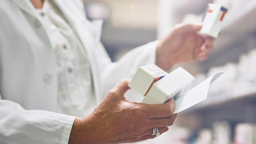 Imagem 1 - Farmácia Popular passa a oferecer 95% dos medicamentos e insumos de forma gratuita para a população. Com isso, remédios indicados para o tratamento de colesterol alto, doença de Parkinson, glaucoma e rinite poderão ser retirados de graça pela população de todo o país. A expectativa é que, pelo menos, 3 milhões de pessoas que já utilizam o programa sejam impactadas, o que deve gerar uma economia para os usuários de até R$ 400 por ano. Imagem 1 - Farmácia Popular passa a oferecer 95% dos medicamentos e insumos de forma gratuita para a população. Com isso, remédios indicados para o tratamento de colesterol alto, doença de Parkinson, glaucoma e rinite poderão ser retirados de graça pela população de todo o país. A expectativa é que, pelo menos, 3 milhões de pessoas que já utilizam o programa sejam impactadas, o que deve gerar uma economia para os usuários de até R$ 400 por ano.