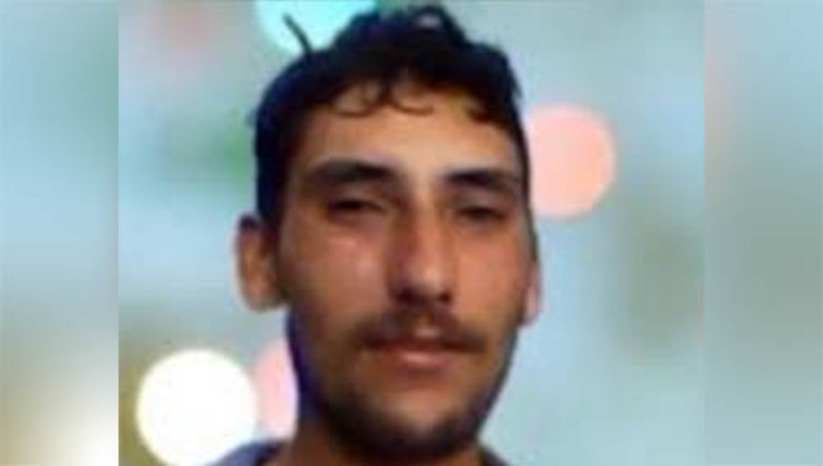Imagem 1 - Baleado em confronto com a polícia militar em Baraúna morre no HRTM. O confronto aconteceu no final da tarde da terça-feira (9). Wellington Andrade de Araújo, de 27 anos, chegou a ser socorrido em uma ambulância e acompanhado pelos próprios policiais para o Hospital Regional Tarcísio Maia, em Mossoró, onde entrou em óbito, na madrugada desta quinta-feira (11). De acordo com a PM, no dia do confronto, uma guarnição fazia patrulhamento na chamada “Rua da Vara”, quando avistou três suspeitos correndo para um matagal. Ao seguirem o trio, os policiais foram recebidos com tiros e revidaram, ferindo Wellington. O homem estava em liberdade monitorada por tornozeleira eletrônica. Imagem 1 - Baleado em confronto com a polícia militar em Baraúna morre no HRTM. O confronto aconteceu no final da tarde da terça-feira (9). Wellington Andrade de Araújo, de 27 anos, chegou a ser socorrido em uma ambulância e acompanhado pelos próprios policiais para o Hospital Regional Tarcísio Maia, em Mossoró, onde entrou em óbito, na madrugada desta quinta-feira (11). De acordo com a PM, no dia do confronto, uma guarnição fazia patrulhamento na chamada “Rua da Vara”, quando avistou três suspeitos correndo para um matagal. Ao seguirem o trio, os policiais foram recebidos com tiros e revidaram, ferindo Wellington. O homem estava em liberdade monitorada por tornozeleira eletrônica.