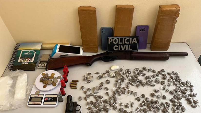 Imagem 1 - Suspeito de homicídio ocorrido em junho é preso pela Polícia Civil em Areia Branca. A prisão aconteceu nesta terça-feira (16). Contra o suspeito, havia mandados de prisão e um de busca e apreensão em aberto. O crime aconteceu no dia 28 de junho de 2024 , no bairro Navegantes, no mesmo município, e vitimou Francisco Xavier da Rocha. Na casa do suspeito, os policiais também apreenderam duas armas de fogo, uma delas utilizada no homicídio, além de maconha embalada para venda e outros apetrechos para o tráfico de drogas. Imagem 1 - Suspeito de homicídio ocorrido em junho é preso pela Polícia Civil em Areia Branca. A prisão aconteceu nesta terça-feira (16). Contra o suspeito, havia mandados de prisão e um de busca e apreensão em aberto. O crime aconteceu no dia 28 de junho de 2024 , no bairro Navegantes, no mesmo município, e vitimou Francisco Xavier da Rocha. Na casa do suspeito, os policiais também apreenderam duas armas de fogo, uma delas utilizada no homicídio, além de maconha embalada para venda e outros apetrechos para o tráfico de drogas.