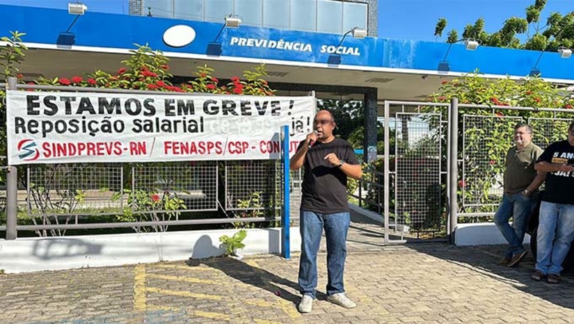 Imagem 1 - Em Mossoró, os servidores realizaram um ato público esta manhã desta terça- feira (16) em frente a Agência do bairro Aeroporto. A decisão pela greve foi tomada durante uma assembleia extraordinária convocada pelo Sindprevs-RN no último final de semana. A paralisação ratifica a posição da plenária nacional da FENASPS, federação que representa a categoria. Na Agência de Mossoró todos os serviços serão paralisados, exceto a perícia médica agendada e remarcação de avaliação social que irão funcionar normalmente, os demais serviços estarão suspensos. Imagem 1 - Em Mossoró, os servidores realizaram um ato público esta manhã desta terça- feira (16) em frente a Agência do bairro Aeroporto. A decisão pela greve foi tomada durante uma assembleia extraordinária convocada pelo Sindprevs-RN no último final de semana. A paralisação ratifica a posição da plenária nacional da FENASPS, federação que representa a categoria. Na Agência de Mossoró todos os serviços serão paralisados, exceto a perícia médica agendada e remarcação de avaliação social que irão funcionar normalmente, os demais serviços estarão suspensos.
