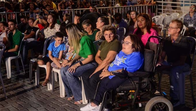 Imagem 1 - A partir desta terça-feira (16), o formulário de inscrições para as Pessoas com Deficiência (PcD) que queiram participar do “Font da Inclusão” no evento Mossoró Sal & Luz já está sendo disponibilizado. Serão 70 vagas por noite, totalizando 280 vagas nos quatro dias de evento. Cada participante pode escolher um dia do evento e todos têm direito a acompanhante. O “Mossoró Sal & Luz”, festival gospel chega a sua terceira edição e será realizada de 17 a 20 de julho, na Estação das Artes Elizeu Ventania e também no Teatro Municipal Dix-huit Rosado, onde será instalada a “Arena Sal & Luz”, uma das novidades deste ano. Imagem 1 - A partir desta terça-feira (16), o formulário de inscrições para as Pessoas com Deficiência (PcD) que queiram participar do “Font da Inclusão” no evento Mossoró Sal & Luz já está sendo disponibilizado. Serão 70 vagas por noite, totalizando 280 vagas nos quatro dias de evento. Cada participante pode escolher um dia do evento e todos têm direito a acompanhante. O “Mossoró Sal & Luz”, festival gospel chega a sua terceira edição e será realizada de 17 a 20 de julho, na Estação das Artes Elizeu Ventania e também no Teatro Municipal Dix-huit Rosado, onde será instalada a “Arena Sal & Luz”, uma das novidades deste ano.