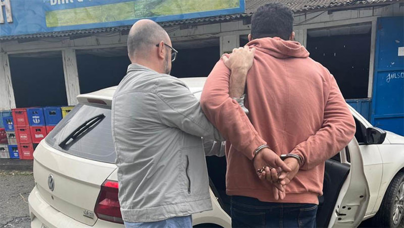 Imagem 1 - Condenado por estupro contra adolescentes em Luís Gomes é preso em Blumenau/SC. Os crimes foram praticados contra duas adolescentes, em agosto de 2022. De acordo com o delegado Ruan Gabriel, o criminoso foi condenado a uma pena de 16 anos de prisão pelo crime de estupro de vulnerável, mas encontrava-se foragido. Ele foi localizado pela equipe da delegacia de Luís Gomes, na cidade de Blumenau, em Santa Catarina, onde o mandado de prisão definitiva foi cumprido pela polícia civil local, nesta terça-feira (16). Imagem 1 - Condenado por estupro contra adolescentes em Luís Gomes é preso em Blumenau/SC. Os crimes foram praticados contra duas adolescentes, em agosto de 2022. De acordo com o delegado Ruan Gabriel, o criminoso foi condenado a uma pena de 16 anos de prisão pelo crime de estupro de vulnerável, mas encontrava-se foragido. Ele foi localizado pela equipe da delegacia de Luís Gomes, na cidade de Blumenau, em Santa Catarina, onde o mandado de prisão definitiva foi cumprido pela polícia civil local, nesta terça-feira (16).
