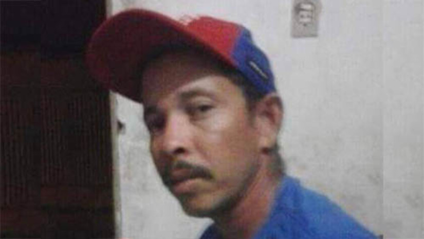 Imagem 1 -  O corpo de William Santana, de 41 anos, foi encontrado no final da tarde desta terça-feira (16), embaixo de uma árvore. Segundo familiares, ele havia sumido de casa na madrugada do sábado (13), após um surto psicótico. O corpo de William foi removido para exames na sede do Itep, para determinar a causa da morte. Posteriormente, familiares entraram em contato com a reportagem do MH, informando que o homem teria tido um mal súbito e teria entrado em óbito no mesmo dia do desaparecimento.