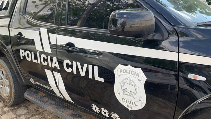 Imagem 1 - Suspeito de homicídio, ocultação de cadáver, sequestro e organização criminosa é preso em Mossoró. Daniel Saulo de Queiroz Lourenço, de 29 anos, encontrava-se foragido desde o ano de 2016. Contra ele, havia três mandados de prisão em aberto, expedidos pelas comarcas de Macaíba, Parnamirim e pela Unidade Judiciária de Delitos de Organizações Criminosas de Natal. Ele foi preso na noite desta terça-feira (16), no bairro Doze Anos. De acordo com a polícia civil, no momento da prisão, ele ainda tentou apresentar documentação falsa, mas foi reconhecido pelos policiais. Imagem 1 - Suspeito de homicídio, ocultação de cadáver, sequestro e organização criminosa é preso em Mossoró. Daniel Saulo de Queiroz Lourenço, de 29 anos, encontrava-se foragido desde o ano de 2016. Contra ele, havia três mandados de prisão em aberto, expedidos pelas comarcas de Macaíba, Parnamirim e pela Unidade Judiciária de Delitos de Organizações Criminosas de Natal. Ele foi preso na noite desta terça-feira (16), no bairro Doze Anos. De acordo com a polícia civil, no momento da prisão, ele ainda tentou apresentar documentação falsa, mas foi reconhecido pelos policiais.