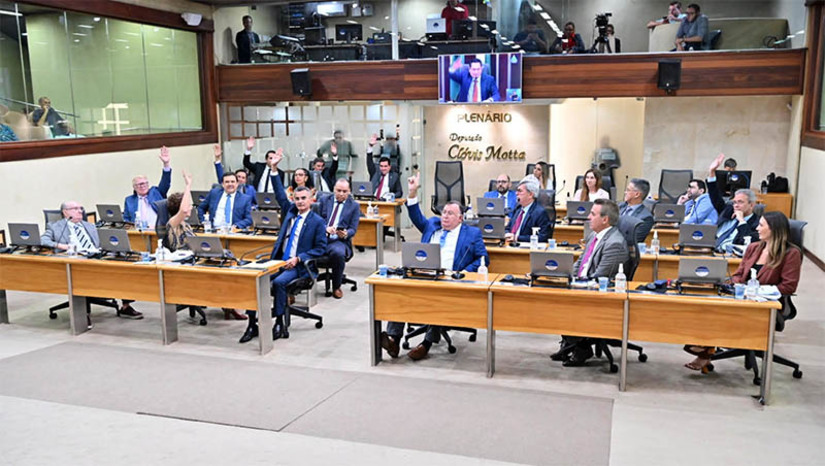 Imagem 1 -  Deputados do RN aprovam a Lei de Diretrizes Orçamentárias para 2025. O projeto foi aprovado por unanimidade e estabelece a previsão de receita do Estado para o próximo ano, incluindo as fontes do RPPS (Regime Próprio de Previdência Social) de R$ 17.924.994.785 e receitas correntes R$ 15.424.141.159. O relatório coube ao deputado estadual José Dias (PSDB), que apresentou 34 emendas à LDO, sendo 32 apenas para ajustes de texto e as demais para os anexos, com o objetivo de promover adequações conforme a Constituição.