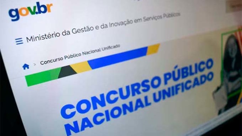 Imagem 1 -  As provas do Concurso Público Nacional Unificado acontecem no próximo dia 18 de agosto. No Rio Grande do Norte, quatro cidades terão provas do Concurso que ficou conhecido como "Enem dos concursos", Natal, Mossoró Parnamirim e Caicó. Pela manhã, os portões serão abertos às 7h30 e no período vespertino, os portões abrirão às 13h (horário de Brasília). No dia 7 de agosto estará disponível o cartão de confirmação de inscrição com os detalhes sobre os locais de provas. O documento estará disponível na Área do Candidato, mesma página da Internet em que a pessoa fez a inscrição. Para acessar, é preciso fazer login com os dados da conta GOV.BR. Outras informações: acesse a página oficial do concurso no link gov.br/concursonacional